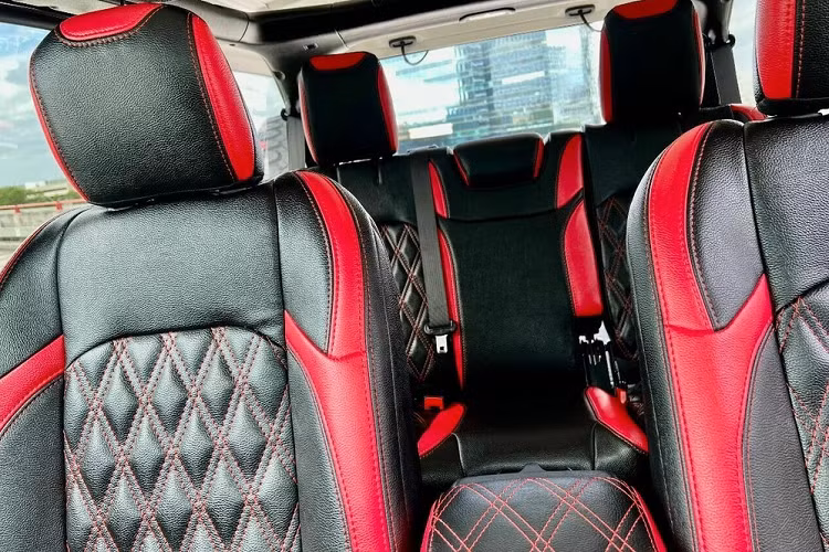 Nó cũng có những tấm chắn bùn, bậc cửa, và khung bảo vệ kính chắn gió được phủ Kevlar, cũng như nắp có thể khóa để bảo vệ thùng xe bằng thép dài gần 2,44 mét. Nội thất được bọc bằng da cấp độ hàng hải chịu được thời tiết xấu, vì vậy bạn không cần phải lo lắng về các yếu tố tự nhiên.