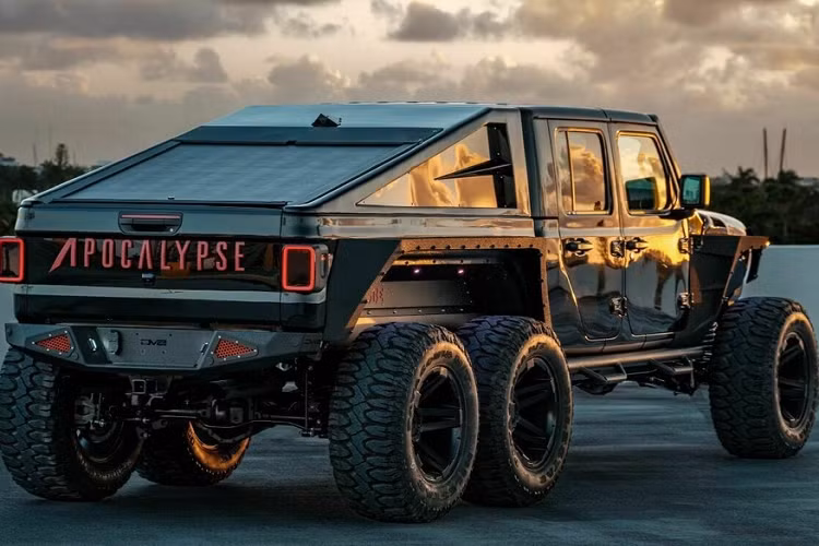 Một điều thú vị đáng lưu ý là bạn có thể đặt hàng một chiếc Hellfire trong cấu hình y hệt thé này trên trang web Apocalypse với giá 200.000 USD. Tuy nhiên, ai đó đã sẵn sàng trả thêm 20.000 USD cho thanh đèn Oculus Tron của chiếc này với mục đích duy nhất là làm nó trở nên độc nhất vô nhị.