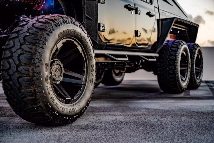 Tuy nhiên, Apocalypse 6x6 đôi lúc cũng chế tạo nên một chiếc Hellfire đặc biệt hơn mức tiêu chuẩn, ví như chiếc mới được bán trên eBay với giá 220.000 USD. Điểm độc đáo của chiếc xe bán tải quái vật này là tấm cản trước “Oculus Tron” mà nhóm chế tạo gọi là “Grumper”. Nó tích hợp một thanh đèn chiếu sáng LED thay vì đèn pha Jepp Gladiator thông thường. Đó là một tính năng có thể được lấy cảm hứng từ mẫu bán tải điện Tesla Cybertruck.