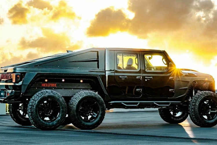 Sở hữu một chiếc xe được chế tạo riêng rõ ràng là rất tốn kém, nhưng nó chắc chắn sẽ cho cả thế giới biết bạn giàu có và độc đáo như thế nào. Chiếc Apocalypse Hellfire 6x6 độ khủng này đã khiến công ty chế tạo ra nó trở nên nổi tiếng sau khi xuất hiện trong bộ phim “The Lost City”, cũng như trong các chương trình truyền hình như “Jay Leno’s Garage”. Mức giá xe sẽ từ 155.000 - 200.000 USD.