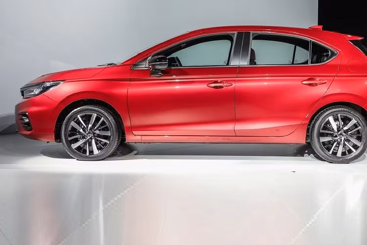 Những trang bị tiêu chuẩn còn lại của Honda City Hatchback RS e:HEV 2022 không khác gì bản 1.5V, bao gồm cửa mở không cần chìa khóa, nút bấm khởi động máy, mặt táp-lô mềm mại, điều hòa tự động 1 vùng, màn hình thông tin giải trí dạng cảm ứng 8 inch, hỗ trợ Apple CarPlay/Android Auto, hệ thống âm thanh 8 loa và camera lùi.