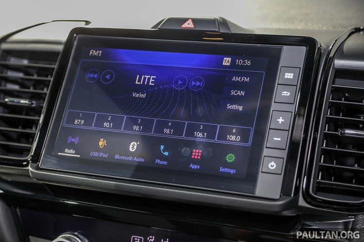 Bộ bàn đạp bằng hợp kim, đèn nền màu đỏ ở núm chỉnh điều hòa, màn hình 7 inch nằm bên cạnh đồng hồ đo vòng tua máy dạng analogue và cửa gió điều hòa dành cho hàng ghế sau cũng có bên trong mẫu xe này.