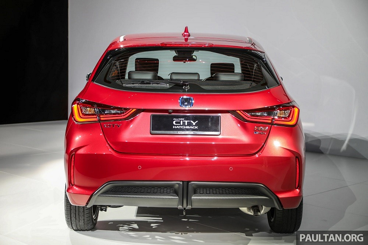Trong khi đó, 3 bản còn lại của Honda City Hatchback 2022 có giá dao động từ 75.670 - 87.860 RM (khoảng 411 - 477 triệu đồng). Tương tự xe ở Thái Lan, Honda City Hatchback RS e:HEV 2022 dành cho Malaysia cũng được trang bị hệ truyền động hybrid, bao gồm máy xăng Atkinson Cycle i-VTEC 4 xi-lanh, dung tích 1.5L, mô-tơ điện và cụm pin lithium-ion. Nhờ đó, xe sở hữu công suất tối đa 109 mã lực và mô-men xoắn cực đại 253 Nm.