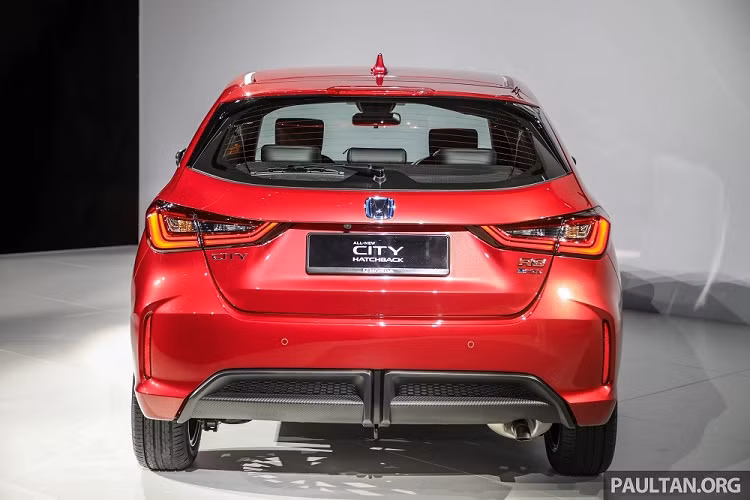 Trong khi đó, 3 bản còn lại của Honda City Hatchback 2022 có giá dao động từ 75.670 - 87.860 RM (khoảng 411 - 477 triệu đồng). Tương tự xe ở Thái Lan, Honda City Hatchback RS e:HEV 2022 dành cho Malaysia cũng được trang bị hệ truyền động hybrid, bao gồm máy xăng Atkinson Cycle i-VTEC 4 xi-lanh, dung tích 1.5L, mô-tơ điện và cụm pin lithium-ion. Nhờ đó, xe sở hữu công suất tối đa 109 mã lực và mô-men xoắn cực đại 253 Nm.