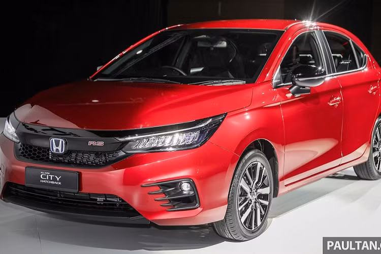 Vào hồi tháng 12 năm ngoái, Honda City Hatchback đã chính thức trình làng tại thị trường Malaysia với 4 phiên bản, bao gồm 1.5 S, 1.5 E, 1.5 V và RS e:HEV. Sau 2 tháng, Honda City Hatchback RS e:HEV 2022 mới được chốt giá tại thị trường này. Cụ thể, tại thị trường Malaysia, giá xe Honda City Hatchback RS e:HEV 2022 khởi điểm từ 107.783 RM (khoảng 585 triệu đồng).