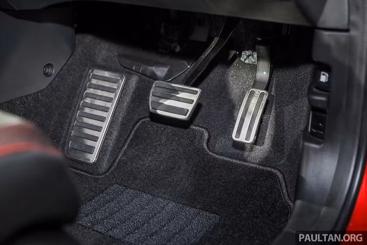 Để phân biệt Honda City Hatchback RS e:HEV 2022 với bản 1.5V, khách hàng Malaysia có thề nhìn vào những chi tiết ngoại thất màu đen như nẹp trên lưới tản nhiệt, nền trong cụm đèn pha LED, hốc đèn sương mù trước, ốp gương chiếu hậu, bộ khuếch tán gió và cánh gió phía sau. Bên cạnh đó, Honda City Hatchback RS e:HEV 2022 còn được trang bị bộ vành hợp kim 16 inch, sơn 2 màu thể thao hơn.