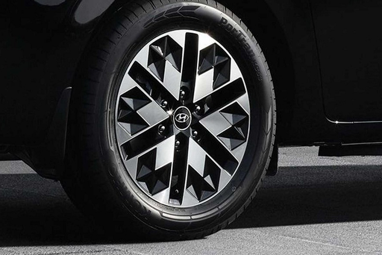 Những thay đổi lớn nhất của Hyundai Staria Lounge Limousine 2022 đều nằm bên trong xe. Tại đây, chúng ta sẽ bắt gặp không gian nội thất 7 chỗ hoặc 9 chỗ ngồi. Ở phiên bản 7 chỗ, xe sẽ có 2 ghế thương gia nằm tách rời nhau ở hàng giữa. 2 ghế này có đủ tính năng sưởi, làm mát, massage, chế độ thư giãn kích hoạt bằng nút bấm và có thể ngả ra sau hoặc trượt lên/xuống chỉnh điện. Trong khi đó, phiên bản 9 chỗ lại đi kèm 4 ghế giữa có thể xoay mặt vào nhau.