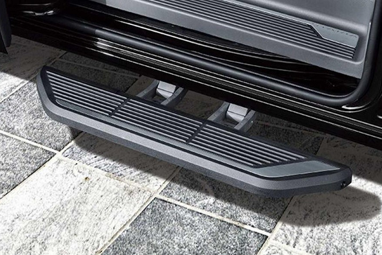 Nhờ phần nóc cao hơn 200 mm nên không gian bên trong mẫu xe này cũng rộng rãi và thoáng đãng hơn nhiều so với bản thường. Đặc biệt, trần xe còn được gắn đèn LED theo phong cách "bầu trời sao" như xe Rolls-Royce. Người dùng có thể chỉnh đèn trên trần xe với 5 chế độ khác nhau.