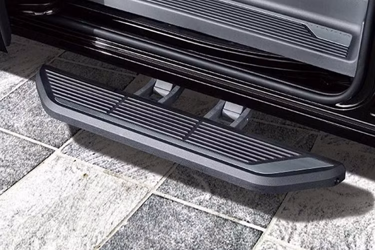 Nhờ phần nóc cao hơn 200 mm nên không gian bên trong mẫu xe này cũng rộng rãi và thoáng đãng hơn nhiều so với bản thường. Đặc biệt, trần xe còn được gắn đèn LED theo phong cách "bầu trời sao" như xe Rolls-Royce. Người dùng có thể chỉnh đèn trên trần xe với 5 chế độ khác nhau.