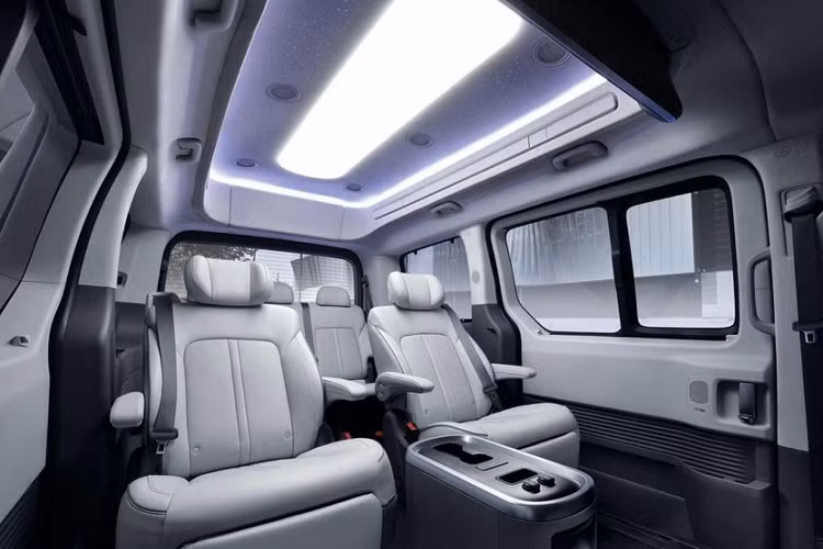 Ngoài ra, trần xe còn gắn thêm màn hình TV 25 inch nhằm phục vụ hành khách ở những hàng ghế sau. Theo hãng Hyundai, đây là màn hình TV lớn nhất được trang bị cho xe MPV tại thị trường Hàn Quốc. Màn hình này có đủ cổng USB, HDMI, kết nối với điện thoại thông minh và đầu phát HD DMB.