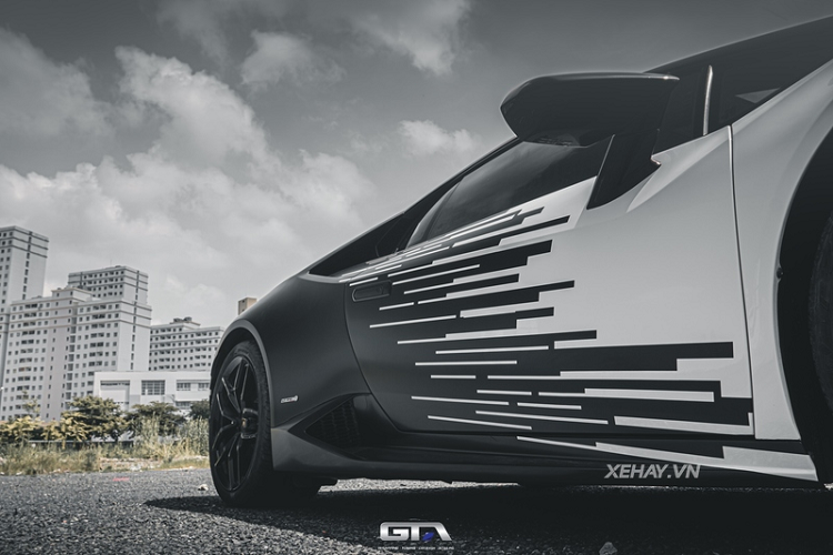 Về nước từ năm 2015, siêu xe cũng gây ấn tượng với cặp đèn pha LED thiết kế với 2 chữ Y đặc trưng xếp cạnh nhau, cặp ống xả kép cùng bộ khuếch tán mạnh mẽ phía sau.