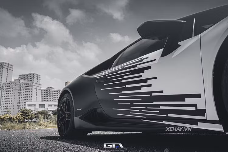 Về nước từ năm 2015, siêu xe cũng gây ấn tượng với cặp đèn pha LED thiết kế với 2 chữ Y đặc trưng xếp cạnh nhau, cặp ống xả kép cùng bộ khuếch tán mạnh mẽ phía sau.