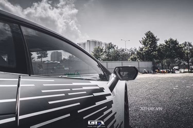 Tổng thể siêu xe trông rất độc đáo và bắt mắt. Nội thất màu cam từ lần "làm đẹp" trước càng giúp Lamborghini Huracan thêm phần thú vị.