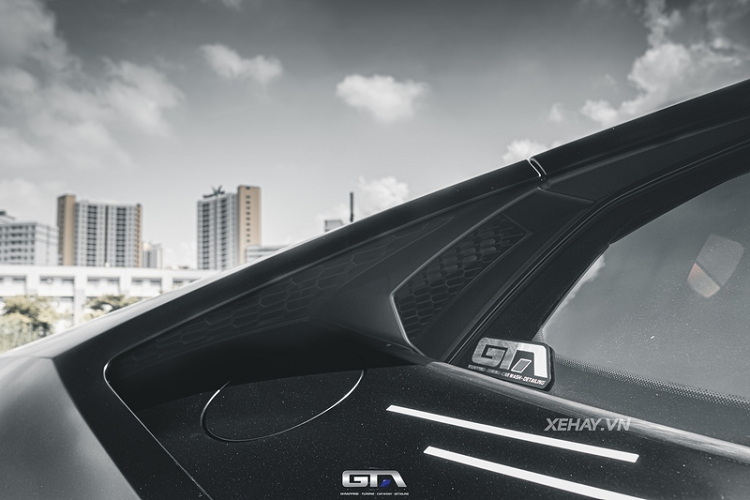 Về truyền động, xe dùng động cơ hút khí tự nhiên V10 5.2L sản sinh công suất 610 mã lực và mô-men xoắn cực đại 560 Nm, giúp siêu xe dễ dàng tăng tốc từ 0 - 100 km/h chỉ trong 3,2 giây trước khi cán tốc độ tối đa 325 km/h. Mức giá xe Lamborghini Huracan LP610-4 đã qua sử dụng hiện vào khoảng hơn 10 tỷ đồng.