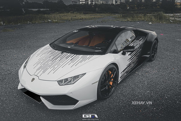 Cụ thể, sau khi về lại Sài Gòn, Lamborghini Huracan của 9X Đắk Lắk đã được dán decal xanh lá cây và bọc nội thất màu cam vô cùng nổi bật, giúp chiếc xe trở nên khác biệt hoàn toàn so với nguyên bản màu trắng.