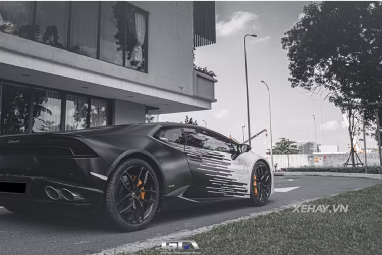 Hiện tại, siêu xe Lamborghini Huracan màu trắng chính hãng duy nhất tại Việt Nam lại tiếp tục được "thay áo". Bộ cánh mới của "siêu bò" mang tông trắng - đen kết hợp, với nửa thân trước màu trắng và nửa sau hoàn thiện trong màu đen, đi kèm họa tiết lạ mắt.