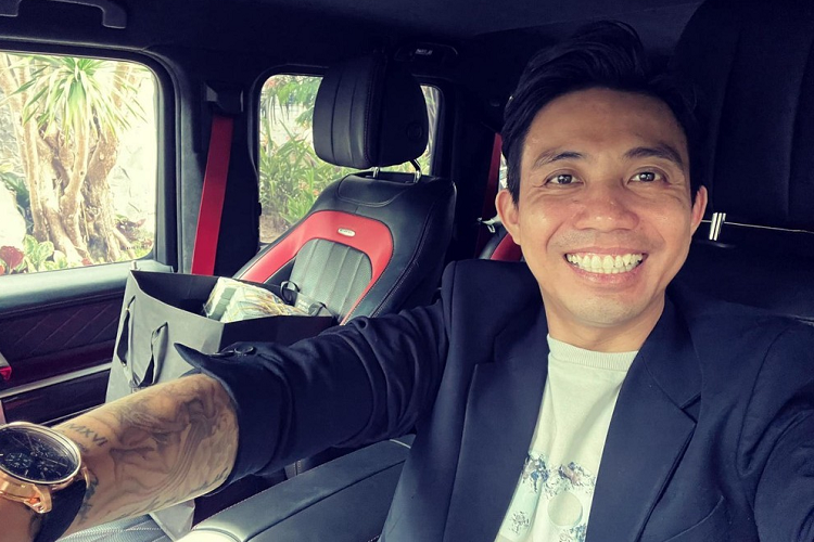 Đoạn video mới được chính chủ chia sẻ - mở màn bằng cảnh Minh Nhựa đang chuẩn bị khui 1 món quà, khi chiếc hộp đen được mở ra cũng là lúc 1 cuốn sách có dòng chữ Elva xuất hiện.