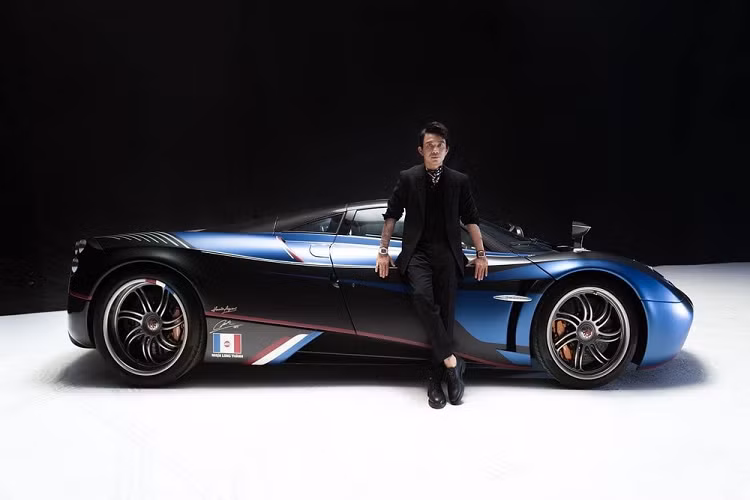 Ngoài ra, Minh Nhựa còn chia sẻ cảm nhận trong video này như "Giữ dùm anh đi, chừng nào anh lấy xe về rồi đem về nhà, giờ không có chỗ để". Cuối cùng là bài đăng của đại gia này với nội dung "Chưa biết có mua xe McLaren không nhưng thấy tặng cuốn sách là thấy mệt rồi".