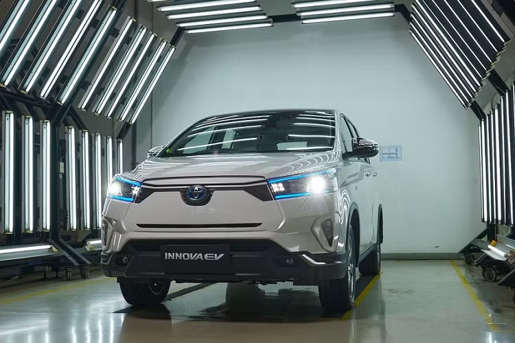 Tại Indonesia International Motor Show (IIMS) 2022 diễn ra vào đầu tháng 4 vừa qua, hãng Toyota đã bất ngờ ra mắt mẫu xe concept mới mang tên Innova EV. Đúng như tên gọi, đây chính là phiên bản thuần điện của dòng xe MPV cỡ trung quen thuộc Toyota Innova. Tuy nhiên, với những ai đang chờ ngày mua Toyota Innova EV chạy điện thì có lẽ sẽ phải thất vọng. Nguyên nhân là do hãng Toyota không có kế hoạch đưa mẫu xe này lên dây chuyền sản xuất thương mại.