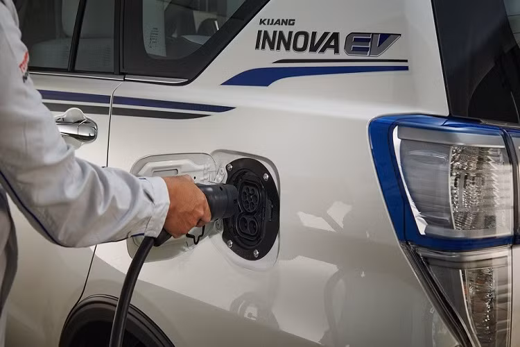 Có vẻ như phản ứng của người tiêu dùng tại Indonesia đối với Toyota Innova EV rất tích cực. Theo ông Henry Tanoto, phó chủ tịch của Toyota, Innova EV đã tăng sự phổ biến của ô tô điện trong cộng đồng mặc dù phần lớn thông số kỹ thuật của xe như số mô-tơ điện, loại pin hay kích cỡ pin đều không được công bố. Theo tin đồn, mẫu xe này được trang bị mô-tơ điện với công suất tối đa 182 mã lực và mô-men xoắn cực đại 700 Nm. Dùng cụm pin 58,9 kWh, xe có thể chạy được 200 - 300 km sau khi sạc đầy pin.