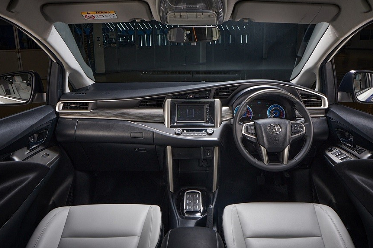 Hiện nay, Toyota Innova đang được phát triển dựa trên cơ sở gầm bệ IMV vốn chủ yếu phù hợp với động cơ đốt trong. Việc lắp hệ truyền động điện vào cơ sở gầm bệ này là một thách thức lớn đối với hãng Toyota. Chi phí sản xuất Innova EV chắc chắn không hề nhỏ nên không ngạc nhiên khi hãng Toyota bỏ ý định bán mẫu xe này ra thị trường.