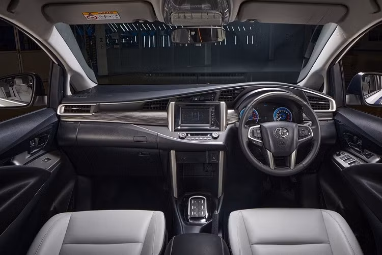 Hiện nay, Toyota Innova đang được phát triển dựa trên cơ sở gầm bệ IMV vốn chủ yếu phù hợp với động cơ đốt trong. Việc lắp hệ truyền động điện vào cơ sở gầm bệ này là một thách thức lớn đối với hãng Toyota. Chi phí sản xuất Innova EV chắc chắn không hề nhỏ nên không ngạc nhiên khi hãng Toyota bỏ ý định bán mẫu xe này ra thị trường.