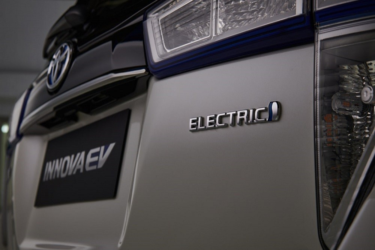 Mô-tơ điện được đặt ở cầu trước nhưng Toyota Innova EV là xe dẫn động cầu sau. Được biết, hãng Toyota đã mất khoảng 1-2 năm để phát triển Innova phiên bản chạy điện. Có khoảng 300 người tham gia vào quá trình phát triển mẫu ô tô điện này. Hãng Toyota sản xuất tổng cộng 5 chiếc Innova EV, 3 chiếc giữ lại tại Indonesia và 2 chiếc gửi sang Thái Lan để phát triển thêm.