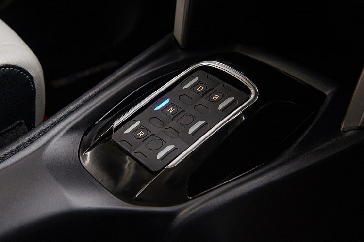 Tại thị trường Việt Nam, Toyota Innova hiện không còn được ưa chuộng như trước vì sự nổi lên của những gương mặt mới trong phân khúc MPV như Mitsubishi Xpander. Trong khi đó, tại thị trường Indonesia, Toyota Innova vẫn bán khá chạy. Trong năm 2021, hãng Toyota đã bán được tổng cộng 49.745 chiếc Innova cho khách hàng Indonesia. Nhờ đó, Toyota Innova là mẫu xe bán chạy thứ 4 tại Indonesia trong năm ngoái