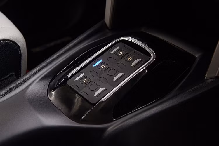 Tại thị trường Việt Nam, Toyota Innova hiện không còn được ưa chuộng như trước vì sự nổi lên của những gương mặt mới trong phân khúc MPV như Mitsubishi Xpander. Trong khi đó, tại thị trường Indonesia, Toyota Innova vẫn bán khá chạy. Trong năm 2021, hãng Toyota đã bán được tổng cộng 49.745 chiếc Innova cho khách hàng Indonesia. Nhờ đó, Toyota Innova là mẫu xe bán chạy thứ 4 tại Indonesia trong năm ngoái