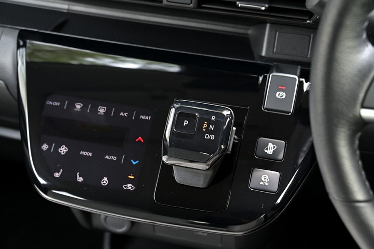 Tương tự cản trước, cản sau của xe cũng được sơn màu giống thân xe. Thêm vào đó là cánh gió mui và cụm đèn hậu nằm dọc, được bao quanh bằng viền màu đen. Bên trong Mitsubishi eK Cross EV là nội thất 4 chỗ được phối màu khá lịch sự với ghế bọc da tổng hợp nhằm tạo cảm giác cao cấp.