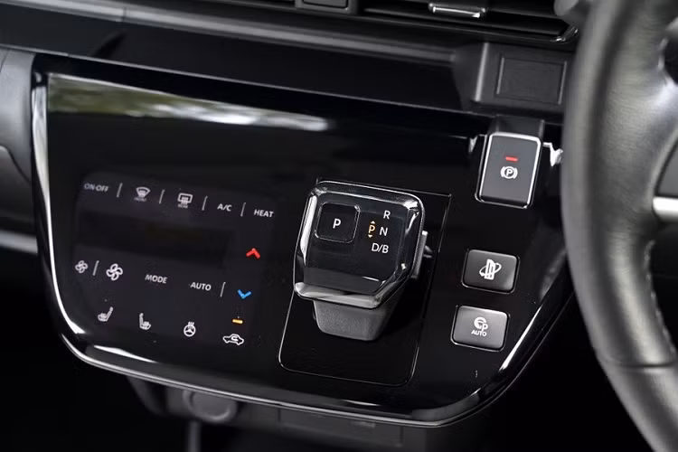 Tương tự cản trước, cản sau của xe cũng được sơn màu giống thân xe. Thêm vào đó là cánh gió mui và cụm đèn hậu nằm dọc, được bao quanh bằng viền màu đen. Bên trong Mitsubishi eK Cross EV là nội thất 4 chỗ được phối màu khá lịch sự với ghế bọc da tổng hợp nhằm tạo cảm giác cao cấp.