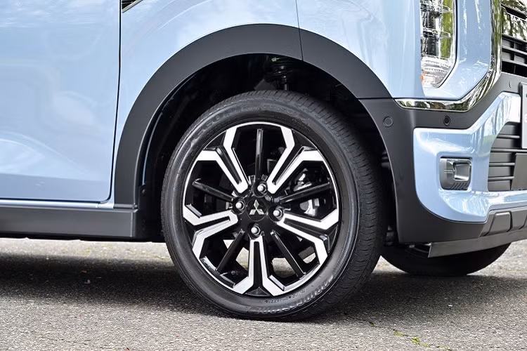 Tương tự Nissan Sakura, Mitsubishi eK Cross EV cũng có kích thước khá nhỏ, bao gồm chiều dài 3.400 mm, chiều rộng 1.480 mm, chiều cao 1.660 mm và chiều dài cơ sở 2.500 mm, theo quy định dành cho xe kei car tại Nhật Bản. Theo quy định này, xe kei car chỉ được sở hữu chiều dài không quá 3.400 mm, chiều rộng dưới 1.480 mm và chiều cao tối đa 2.000 mm.