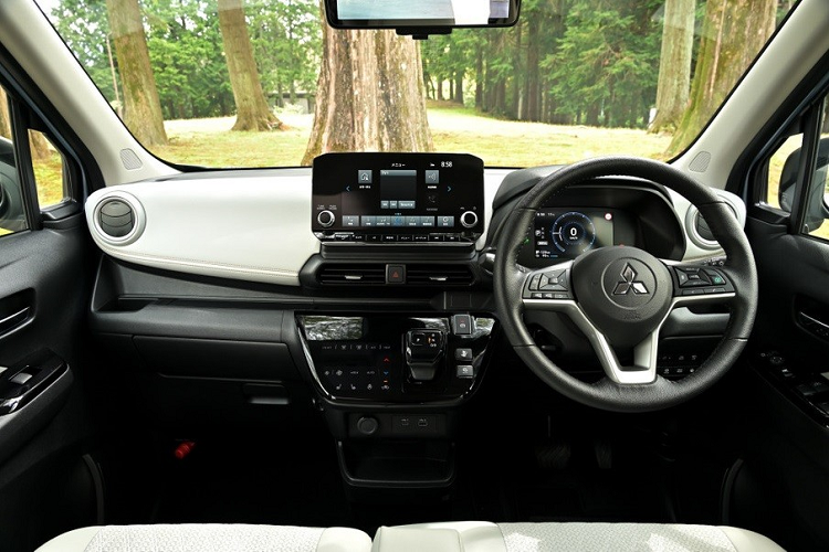 Bên ngoài, Mitsubishi eK Cross EV cũng được áp dụng ngôn ngữ thiết kế Dynamic Shield tương tự các mẫu xe cùng thương hiệu như Xpander hay Outlander. Tuy là ô tô điện nhưng mẫu xe này có ngoại hình không khác biệt nhiều so với Mitsubishi eK Cross thông thường.