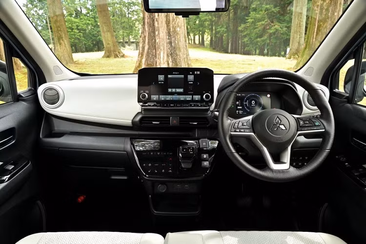 Bên ngoài, Mitsubishi eK Cross EV cũng được áp dụng ngôn ngữ thiết kế Dynamic Shield tương tự các mẫu xe cùng thương hiệu như Xpander hay Outlander. Tuy là ô tô điện nhưng mẫu xe này có ngoại hình không khác biệt nhiều so với Mitsubishi eK Cross thông thường.