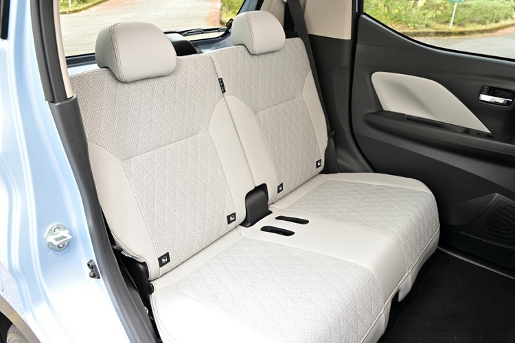 Trước mặt người lái là vô lăng 3 chấu, tích hợp phím chức năng và bảng đồng hồ kỹ thuật số toàn phần với màn hình LCD 7 inch. Bên cạnh đó là màn hình thông tin giải trí 9 inch và cần số điều khiển điện tử dễ thao tác. Phía dưới cụm điều khiển trung tâm còn có thêm ngăn chứa đồ khá tiện.