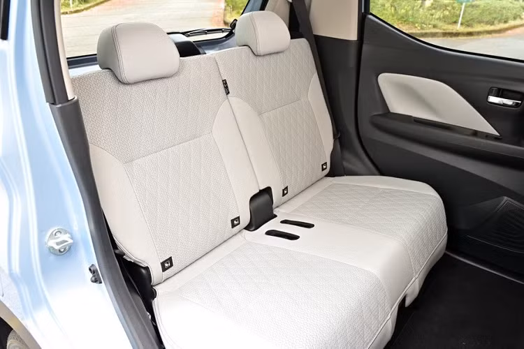 Trước mặt người lái là vô lăng 3 chấu, tích hợp phím chức năng và bảng đồng hồ kỹ thuật số toàn phần với màn hình LCD 7 inch. Bên cạnh đó là màn hình thông tin giải trí 9 inch và cần số điều khiển điện tử dễ thao tác. Phía dưới cụm điều khiển trung tâm còn có thêm ngăn chứa đồ khá tiện.