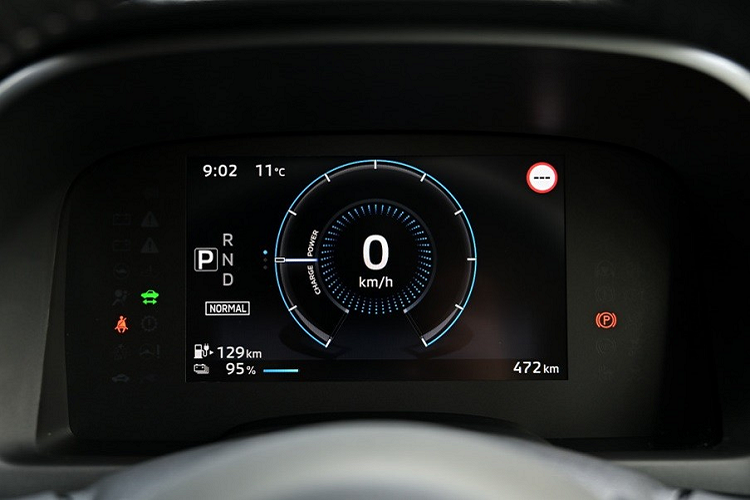 Trên đầu xe, Mitsubishi eK Cross EV được trang bị lưới tản nhiệt với những nan nằm ngang, nối liền với dải đèn LED định vị ban ngày. Bao quanh hai chi tiết này là nẹp mạ crôm tạo thành hình chữ "X" đặc trưng của thương hiệu Mitsubishi. Cả nan của lưới tản nhiệt và nẹp chữ "X" đều được mạ crôm màu tối, giúp xe trông gọn gàng hơn. Trong khi đó, ở hai góc đầu xe là cụm đèn pha Halogen nằm dọc.