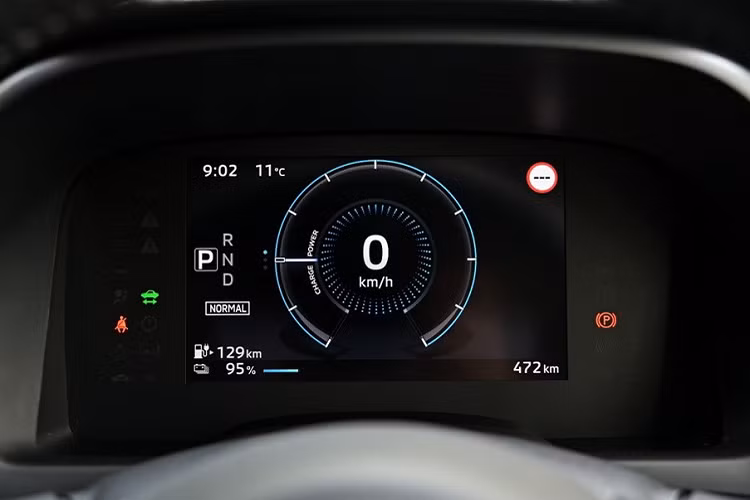 Trên đầu xe, Mitsubishi eK Cross EV được trang bị lưới tản nhiệt với những nan nằm ngang, nối liền với dải đèn LED định vị ban ngày. Bao quanh hai chi tiết này là nẹp mạ crôm tạo thành hình chữ "X" đặc trưng của thương hiệu Mitsubishi. Cả nan của lưới tản nhiệt và nẹp chữ "X" đều được mạ crôm màu tối, giúp xe trông gọn gàng hơn. Trong khi đó, ở hai góc đầu xe là cụm đèn pha Halogen nằm dọc.