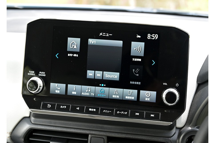 Bên dưới còn có cản trước sơn cùng màu với thân xe, tích hợp hốc gió trung tâm và đèn sương mù LED. Bên sườn, Mitsubishi eK Cross EV đi kèm đường gân nổi bật, nối từ chắn bùn trước đến đèn hậu, và bộ vành hợp kim 15 inch thiết kế mới. Ngoài ra, xe còn có logo EV ở chắn bùn trước, nóc sơn màu khác biệt với thân xe và baga nóc.