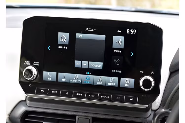 Bên dưới còn có cản trước sơn cùng màu với thân xe, tích hợp hốc gió trung tâm và đèn sương mù LED. Bên sườn, Mitsubishi eK Cross EV đi kèm đường gân nổi bật, nối từ chắn bùn trước đến đèn hậu, và bộ vành hợp kim 15 inch thiết kế mới. Ngoài ra, xe còn có logo EV ở chắn bùn trước, nóc sơn màu khác biệt với thân xe và baga nóc.