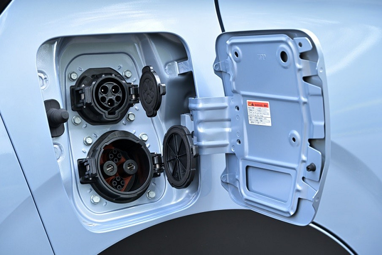 Đặc biệt, nhờ cụm pin mỏng và nằm bên dưới sàn nên mẫu ô tô điện này sở hữu khoảng duỗi chân ở hàng ghế sau cũng như thể tích khoang hành lý hàng đầu phân khúc. Được biết, pin của xe là loại 20 kWh, giống hệt Nissan Sakura. Với cụm pin kể trên, Mitsubishi eK Cross EV có thể chạy được 180 km sau khi sạc đầy pin. Hãng Mitsubishi tin rằng con số này là đủ để phục vụ nhu cầu đi lại hàng ngày. Đồng thời, Mitsubishi eK Cross EV và Nissan Sakura được kỳ vọng sẽ mở ra một phân khúc ô tô điện hoàn toàn mới.