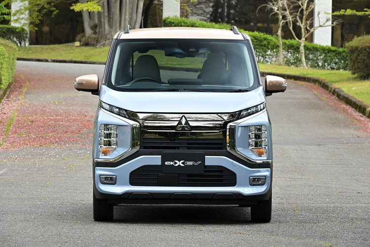 Theo ông Fujii, có 2 điều mà ông muốn đạt được khi phát triển Mitsubishi eK Cross EV, đó là giá dễ mua và phạm vi di chuyển ở mức thực dụng. Do đó, giá xe Mitsubishi eK Cross EV tại thị trường Nhật Bản chỉ khởi điểm từ 1,848 triệu Yên (khoảng 334 triệu đồng), đã trừ ưu đãi dành cho ôtô điện. Xe sẽ có mặt trên thị trường từ mùa hè năm nay với tổng cộng 10 màu sơn ngoại thất.