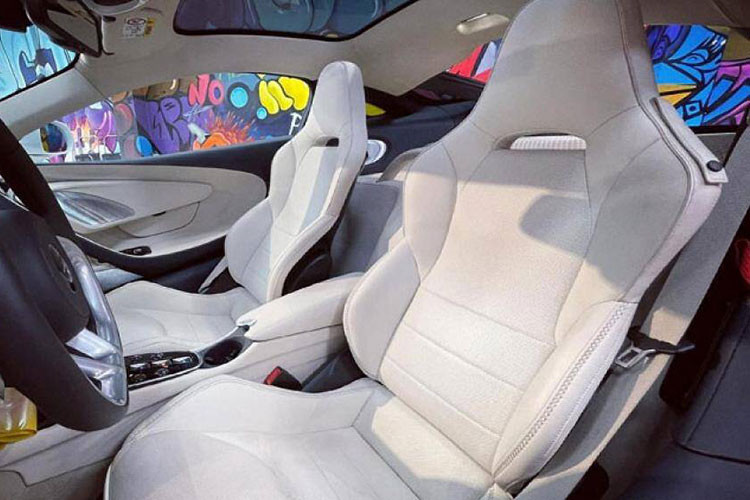 Trong đó, khoang chứa đồ ở dưới nắp capo trước có dung tích 150 lít, khoang phía sau cabin là 420 lít. Như vậy, khoang chứa phía sau có khả năng đặt vừa một bộ đồ nghề chơi golf cùng một vài phụ kiện nhỏ, trong khi khoang chứa phía trước đủ chỗ cho 2 vali cỡ vừa.