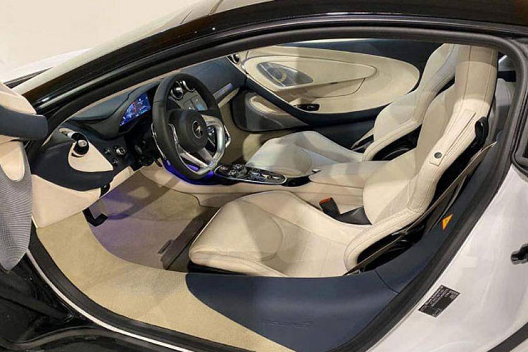 Ngoài bộ áo màu trắng, siêu xe McLaren GT còn có một số chi tiết được sơn đen nhằm đem lại một diện mạo đơn giản nhưng cũng rất thu hút. Mặc dù là một mẫu siêu xe Grand Tourer, nhưng bộ khung mã MonocoC-II Monocoque mang lại cho chiếc xe tổng dung tích khoang chứa hành lý lên đến 570 lít.
