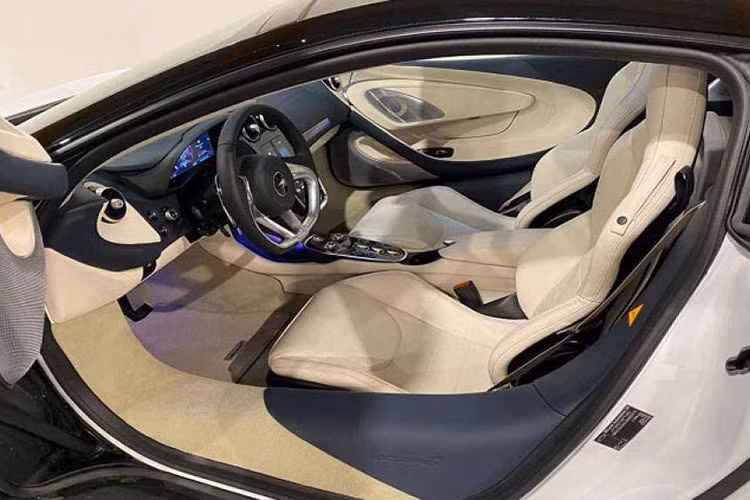 Ngoài bộ áo màu trắng, siêu xe McLaren GT còn có một số chi tiết được sơn đen nhằm đem lại một diện mạo đơn giản nhưng cũng rất thu hút. Mặc dù là một mẫu siêu xe Grand Tourer, nhưng bộ khung mã MonocoC-II Monocoque mang lại cho chiếc xe tổng dung tích khoang chứa hành lý lên đến 570 lít.