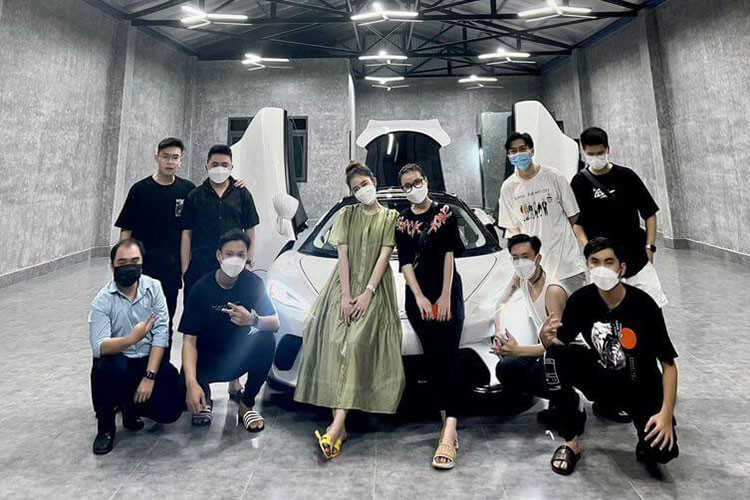 “Trái tim” của McLaren GT là khối động cơ tăng áp kép V8, dung tích 4.0L tạo ra 620 mã lực và 630 Nm momen xoắn tại dải vòng tua 5.500 - 6.500 vòng/phút. Đi kèm là hộp số tự động ly hợp kép 7 cấp, cho phép siêu xe tăng tốc từ 0 - 100 km/h trong vòng 3.2 giây, trước khi đạt vận tốc tối đa 326 km/h. Nếu so với đối thủ của mình là Aston Martin DB11, McLaren GT mạnh hơn 110 mã lực.