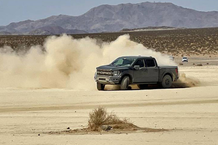 Là phiên bản hàng đầu của dòng sản phẩm Ford F-150, Raptor R chắc chắn sẽ sở hữu một khoang cabin cao cấp với vô lăng bọc da, ghế trước bọc da Recaro, hệ thống điều hòa 2 vùng và hệ thống thông giải trí SYNC4 12 inch.