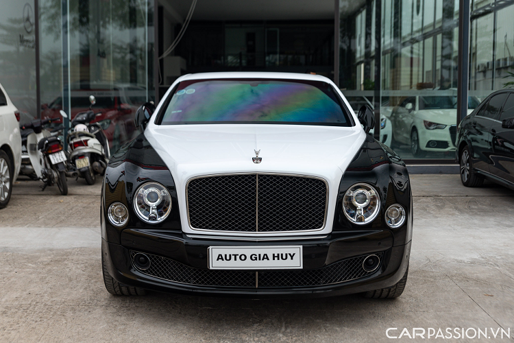 Chiếc Mulsanne này sở hữu lớp sơn màu xanh rêu đậm kết hợp với decal màu trắng tại nửa trên của xe. Về mặt thiết kế, biến thể Speed không có quá nhiều sự khác biệt so với chiếc Mulsanne tiêu chuẩn, cản trước với thiết kế vuông vức, kết hợp cùng lưới tản nhiệt đầy sắc sảo.