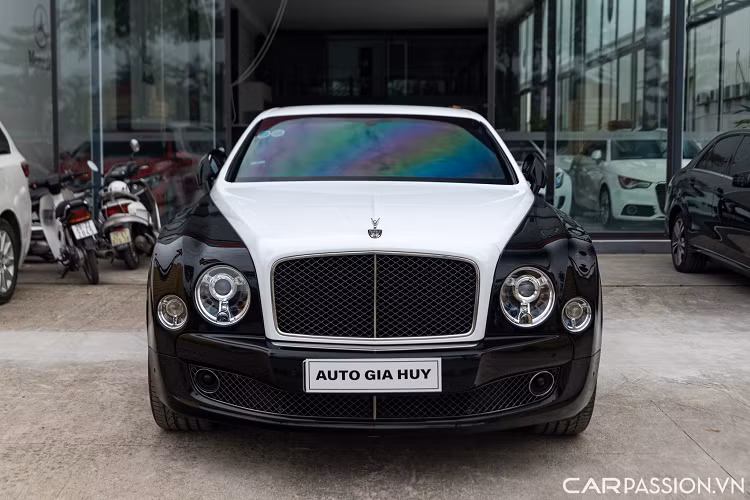 Chiếc Mulsanne này sở hữu lớp sơn màu xanh rêu đậm kết hợp với decal màu trắng tại nửa trên của xe. Về mặt thiết kế, biến thể Speed không có quá nhiều sự khác biệt so với chiếc Mulsanne tiêu chuẩn, cản trước với thiết kế vuông vức, kết hợp cùng lưới tản nhiệt đầy sắc sảo.