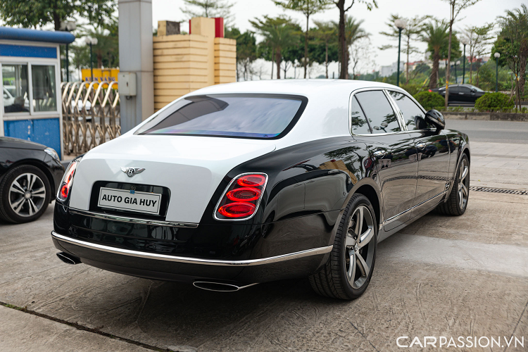 Nhờ hộp số tự động 8 cấp được trang bị và hệ dẫn động cầu sau, Bentley Mulsanne Speed tăng tốc từ 0-100 km/h trong vòng 4,9 giây trước khi đạt tốc độ tối đa 305 km/h.